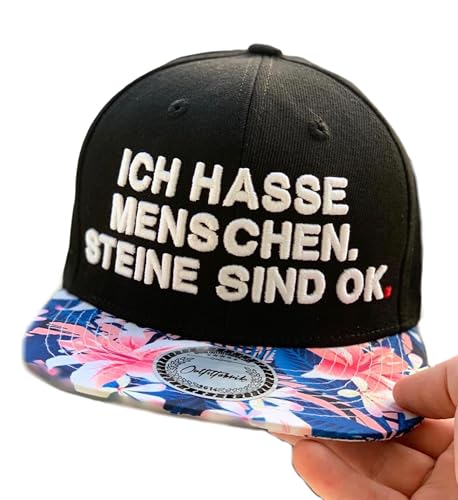 Outfitfabrik Snapback Cap „Ich Hasse Menschen, Steine sind ok“ in weiß, Schirm mit Motiv Lilie, 3D-Stick in weiß, Unisex, verstellbar an der Rückseite von Outfitfabrik