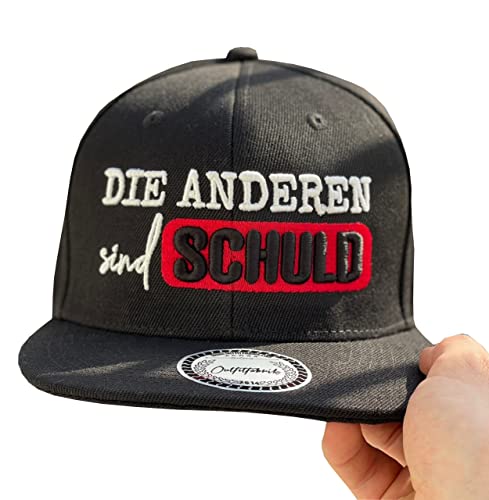 Outfitfabrik Snapback Cap Die Anderen sind Schuld in schwarz, 3D-Stick, für Männer und Frauen, One Size, verstellbar an der Rückseite von Outfitfabrik