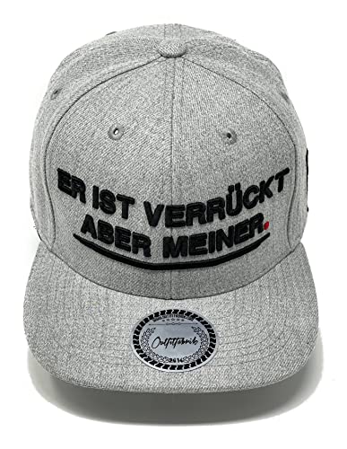 Outfitfabrik Snapback Cap ER IST VERRÜCKT, Aber MEINER in grau, 3D-Stick in schwarz, One Size, verstellbar an der Rückseite, für Männer und Frauen (Geschenkidee, Provokation, Statement) von Outfitfabrik