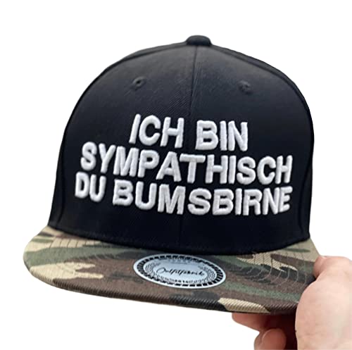 Outfitfabrik Snapback Cap Ich in sympathisch, du Bumsbirne in schwarz, Schirm in Camouflage, weißer 3D-Stick, für Männer und Frauen, One Size, verstellbar von Outfitfabrik