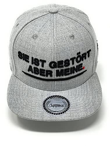 Outfitfabrik Snapback Cap SIE IST GESTÖRT, Aber Meine in grau, 3D-Stick in schwarz, One Size, verstellbar an der Rückseite, für Männer und Frauen (Geschenkidee, Provokation, Statement) von Outfitfabrik