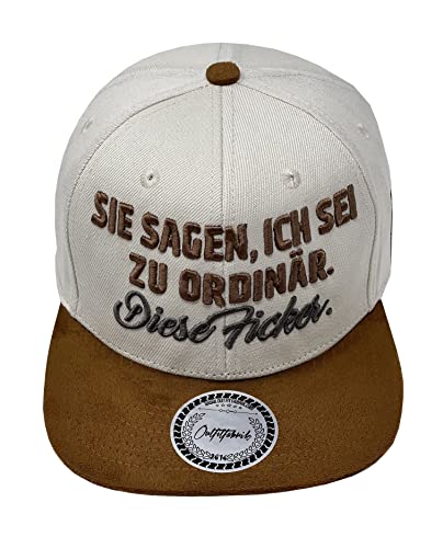 Outfitfabrik Snapback Cap Sie Sagen, ich sei zu ordinär, Diese Ficker in beige, Schirm in brauner Alcantara-Optik, 3D-Stick (Provokation, Statement) Unisex, One Size, verstellbar von Outfitfabrik