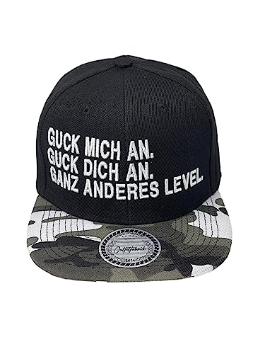 Outfitfabrik ♥ Snapback Cap Stickerei Guck Mich an, guck Dich an. Ganz anderes Level! in schwarz-Camouflage von Outfitfabrik