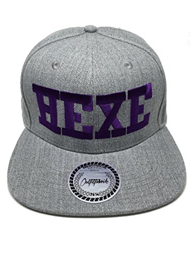 Outfitfabrik Snapback Cap Stickerei Hexe in grau mit lila 3D-Stick von Outfitfabrik