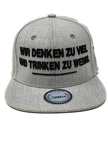 Outfitfabrik Snapback Cap Wir Denken zu viel und Trinken zu wenig in grau mit schwarzem 3D-Stick (Festival, Alkohol, Statement, Saufen) für Männer und Frauen, verstellbar an der Rückseite von Outfitfabrik