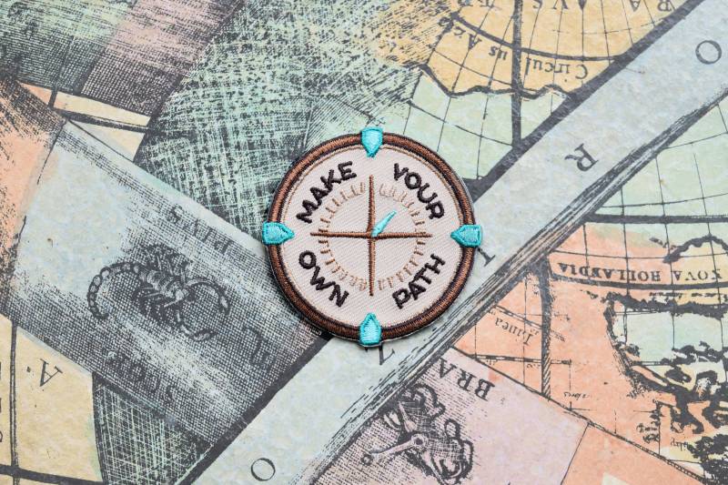 Mini Make Your Own Path Bügelbild - Mindfulness Zitat Kompass von OutlandishGoodsCo