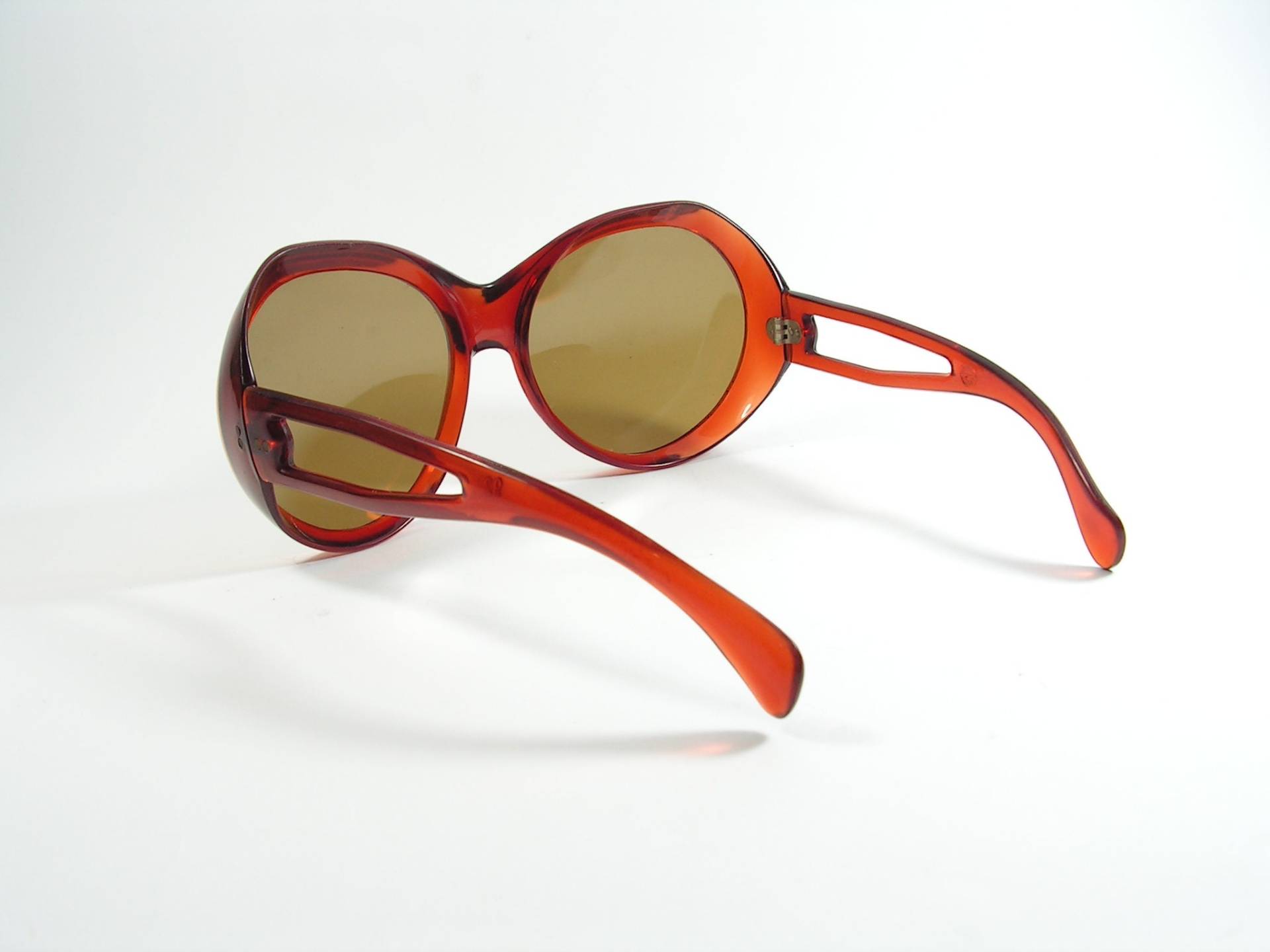 Extravagante Damen Sonnenbrille Okula Vintage Rauchfarbene Gläser Retro Kunststoff Rot Braun Hippie Oversize Brille von OutlivedMemories