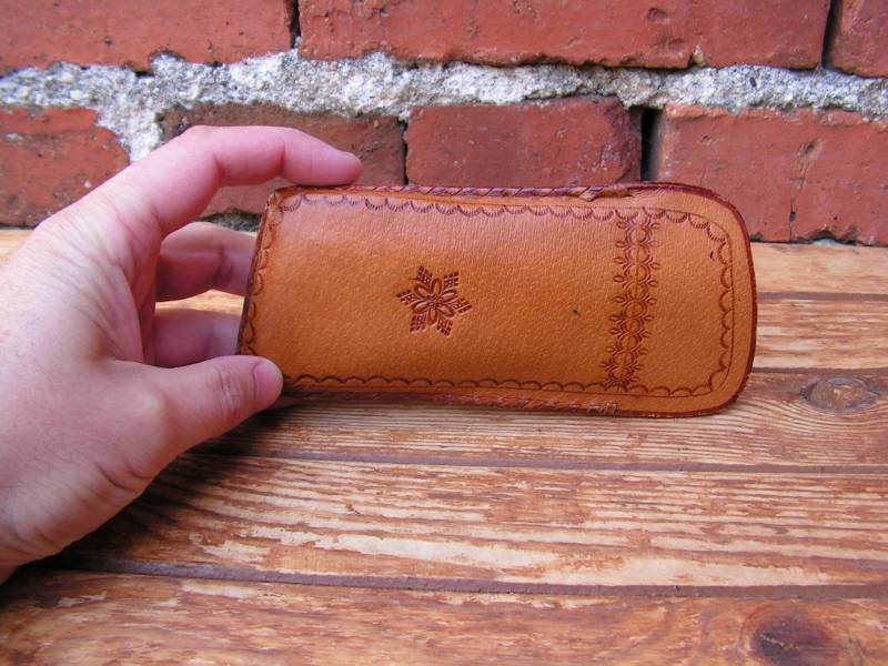 Vintage Echtleder Brillenhalter Brillenetui Braun Geprägte Ledertasche Handmade Brillenleder Halter von OutlivedMemories