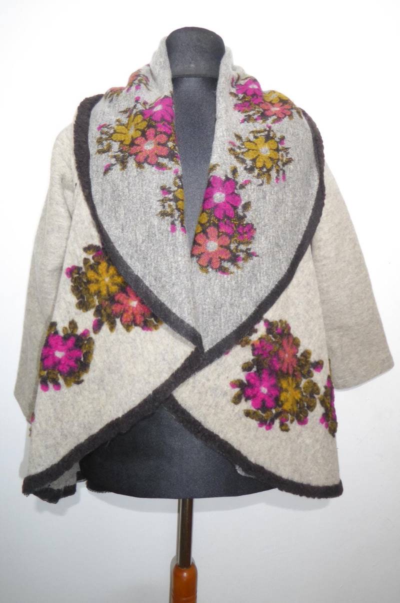 Ausdrucksvolle Jacke Aus Gefilzter Wolle in Hellgrau Mit Blumenapplikationen, Winterjacke Walkloden von OutofIndiaDesigns