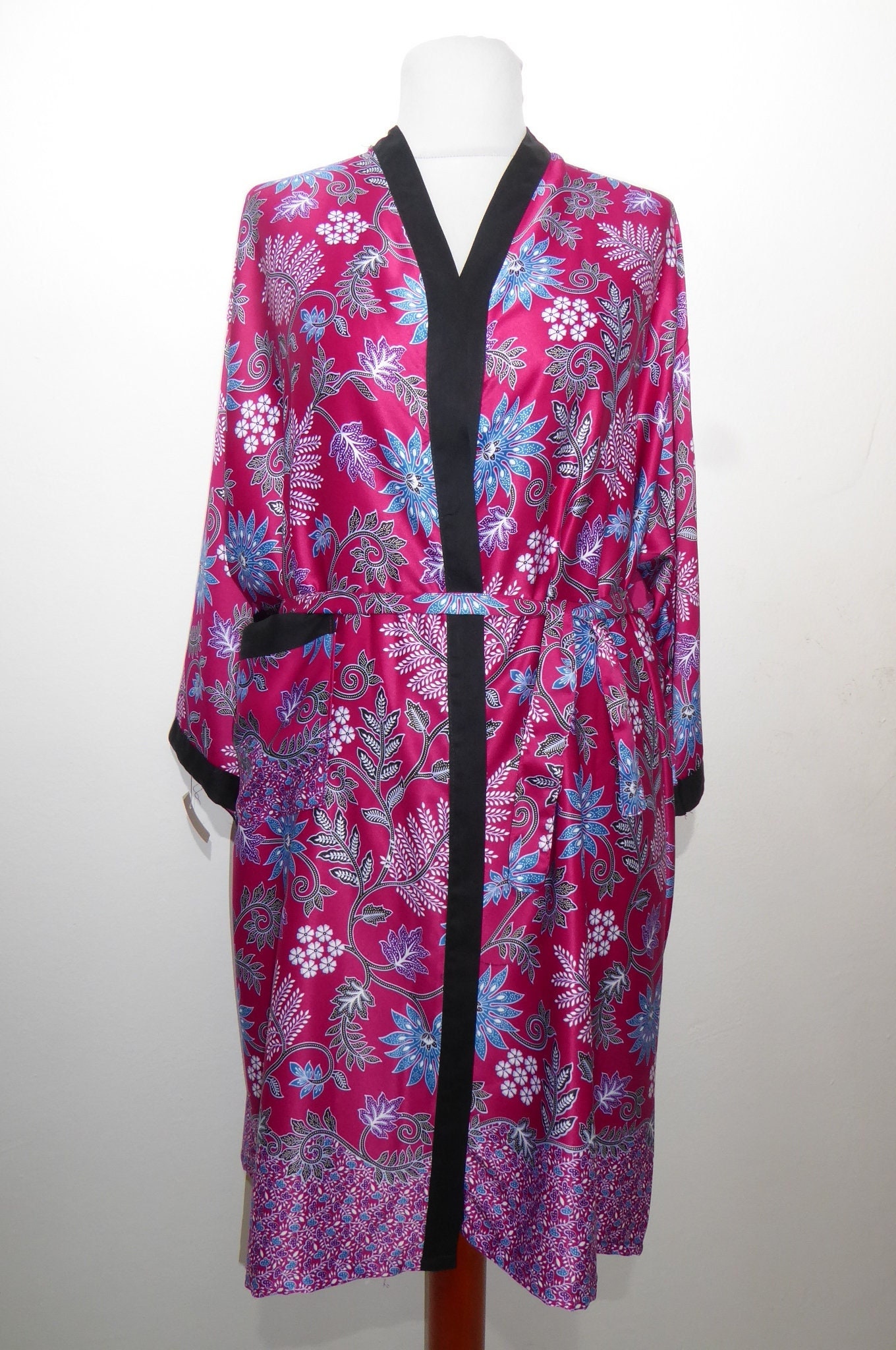 Kimono "Bali' Aus Baumwoll-Satin Fuchsia, Morgenmantel Baliseide Fuchsia Mit Hellblau, Bali-Seide in Größe S-M/L von OutofIndiaDesigns