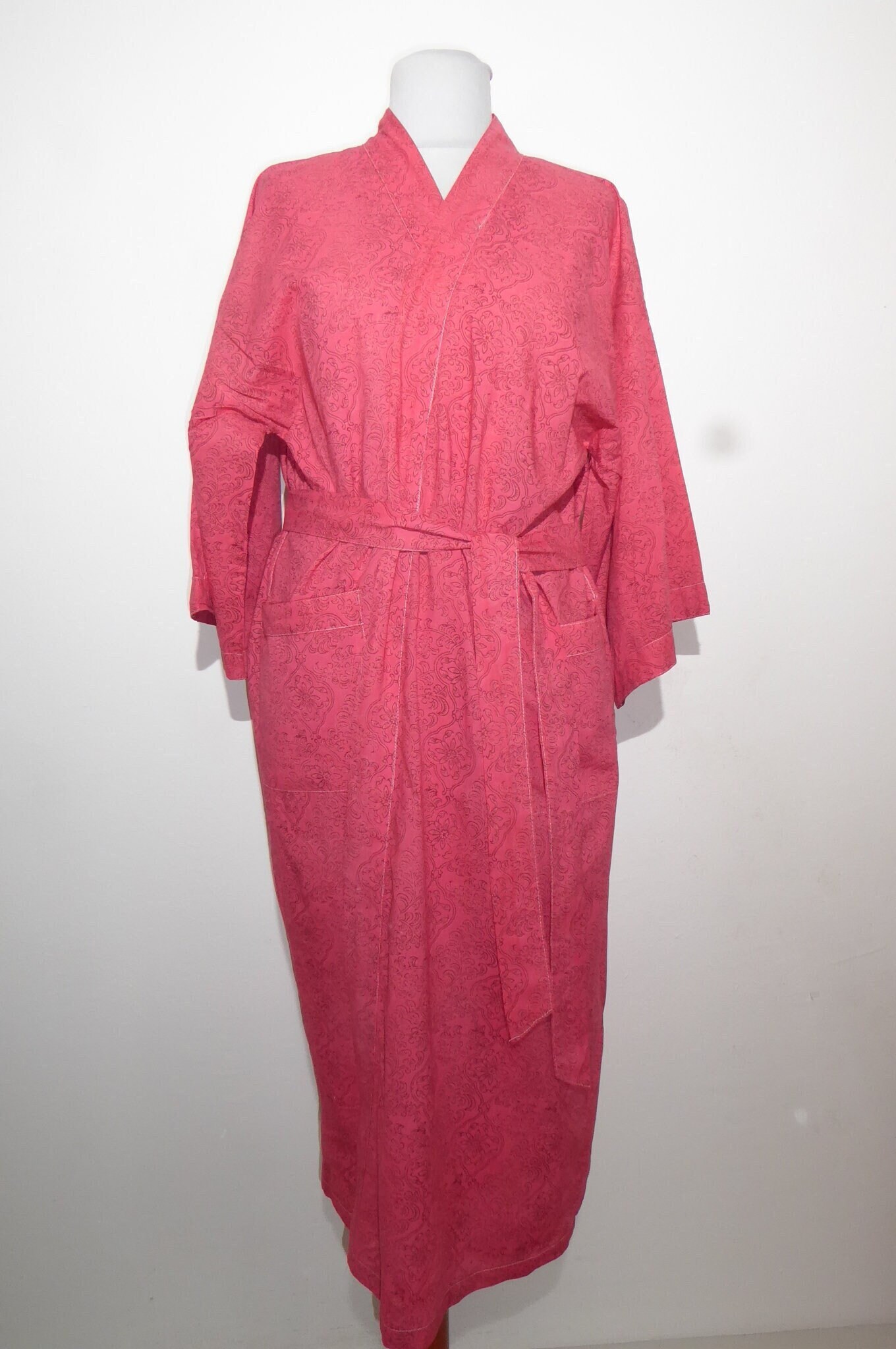 Morgenmantel Aus Reiner Baumwolle in Hellrot Mit Floralen Mustern, Baumwollkimono Blumenprint von OutofIndiaDesigns