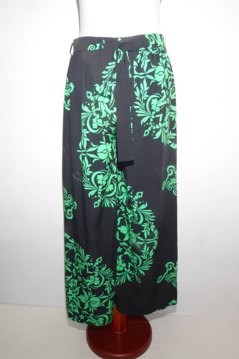 Sommerhose Aus Reiner Viskose Mit Weitem Bein in Schwarz Und Grün - Free Size von OutofIndiaDesigns