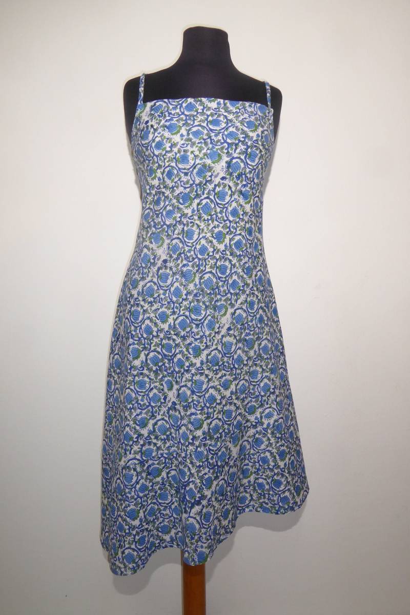 Sommerkleid "Dipti' Baumwolle Weiß Mit Blauen Blüten, Feminines in Xs von OutofIndiaDesigns