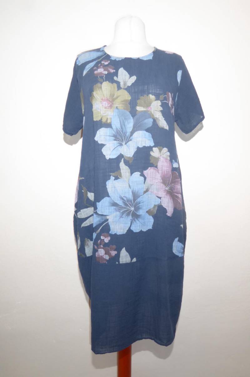 Sommerkleid Navyblue Mit Blumenprint, Baumwollkleid Tintenblau Großen Blumen Xxl-Xxxl von OutofIndiaDesigns