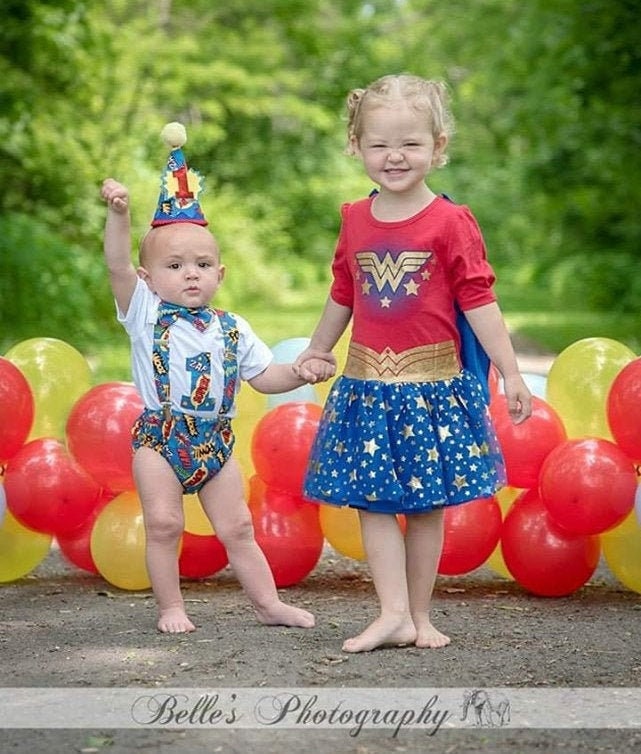 Pow Comic Buch Comicon Superheld Party Jungen Ersten Zweiten Geburtstag Outfit Cake Smash Set Krawatte Onesie Pumphose Body Hut von OutoftheBoxLocks