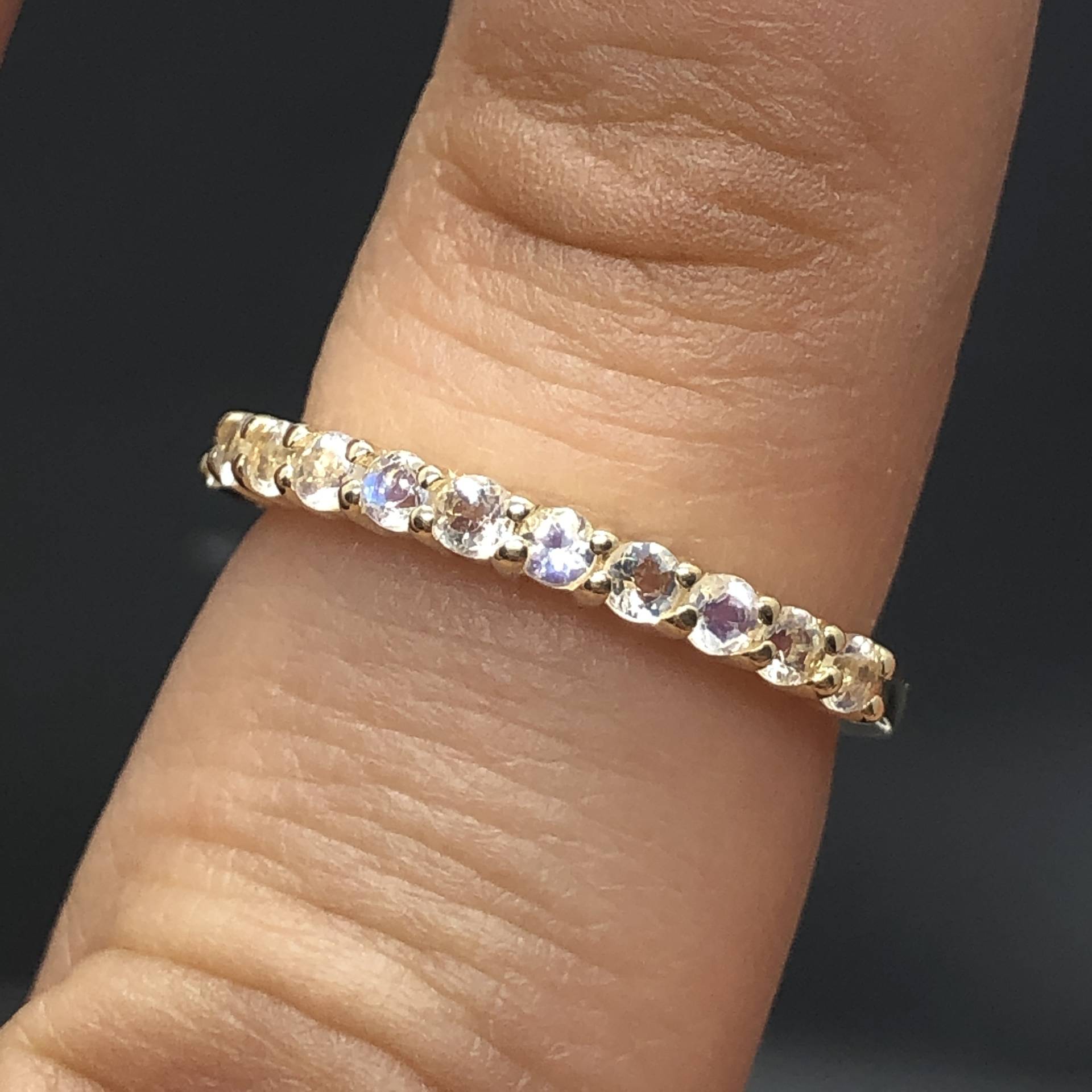 14K Gelb Gold Regenbogen Mondstein Ehering - 11 Stein Braut 2mm Ring Stapelbar von OutshineDesigns
