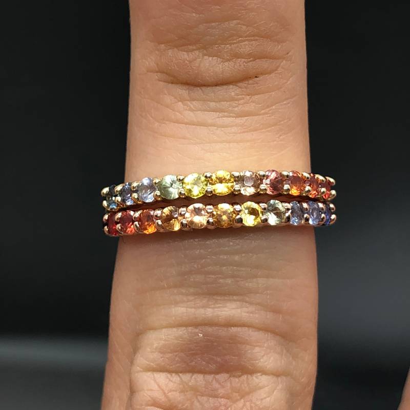 14K Gelbgold Regenbogen Saphir 11 Stein Band - Mehrfarbiger Ehering Echter Stapelring 2mm Zierliches von OutshineDesigns