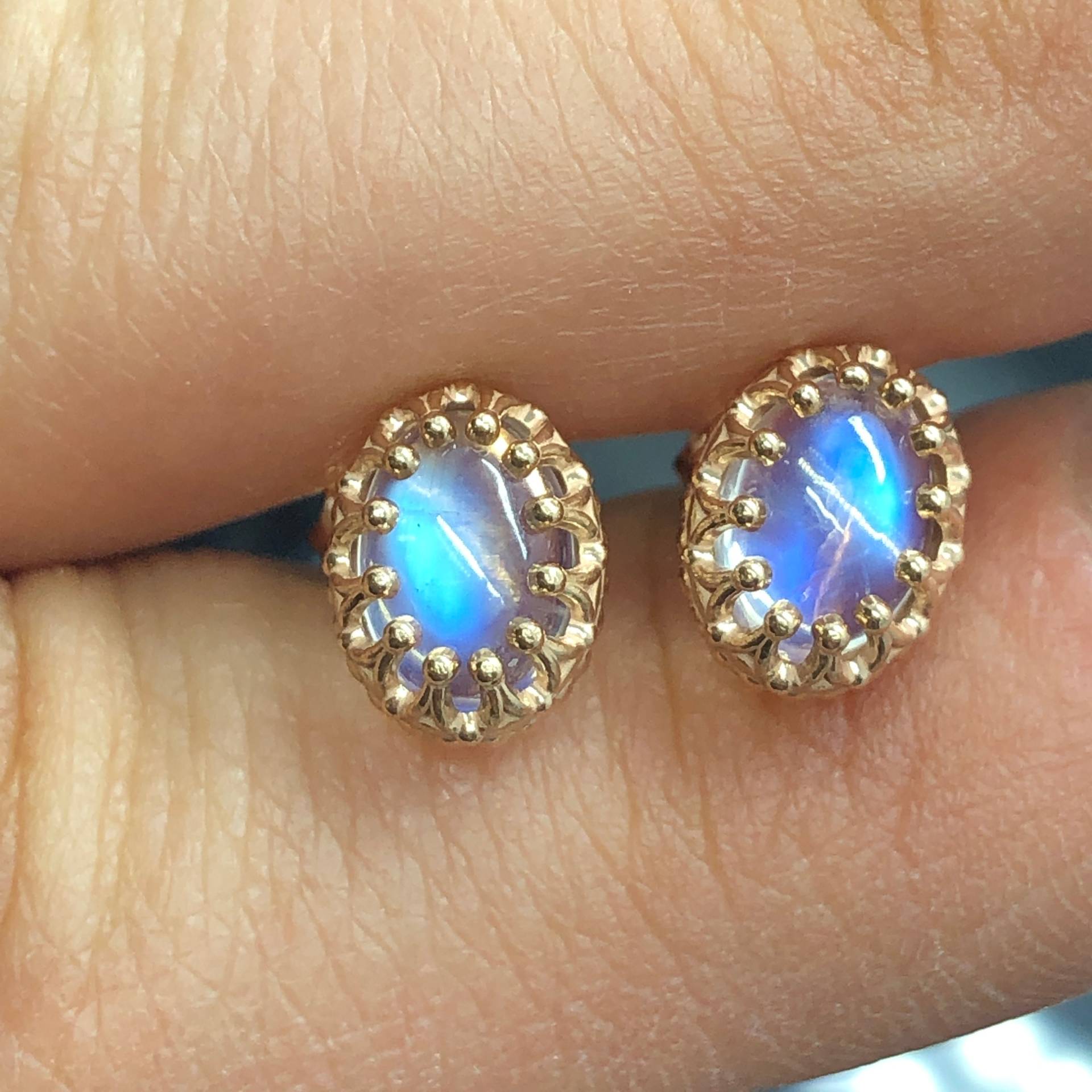 14K Rose Gold Oval Regenbogen Mondstein Ohrstecker - Solid Cabochon Krone Vintage Inspirierte Ohrringe von OutshineDesigns