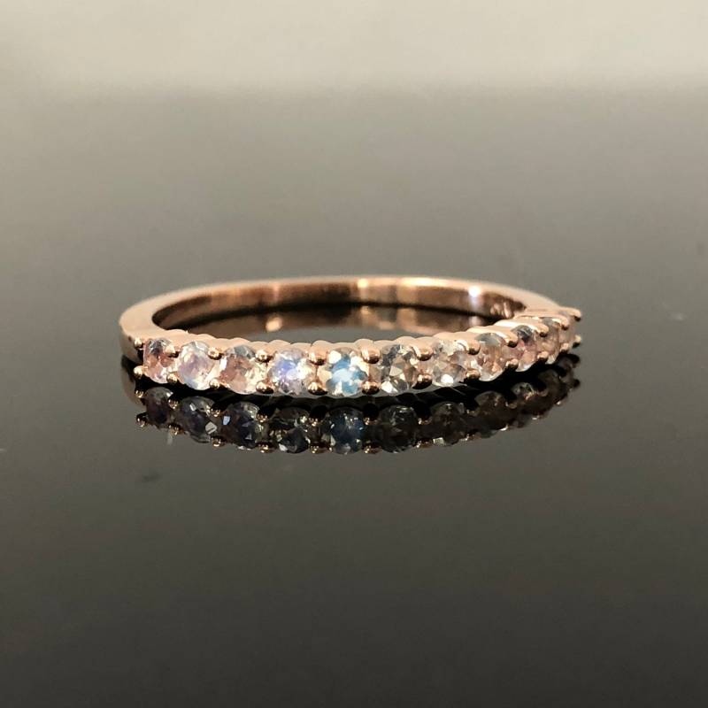 14K Rose Gold Regenbogen Mondstein Ehering - 11 Stein Braut 2mm Stapelbar von OutshineDesigns