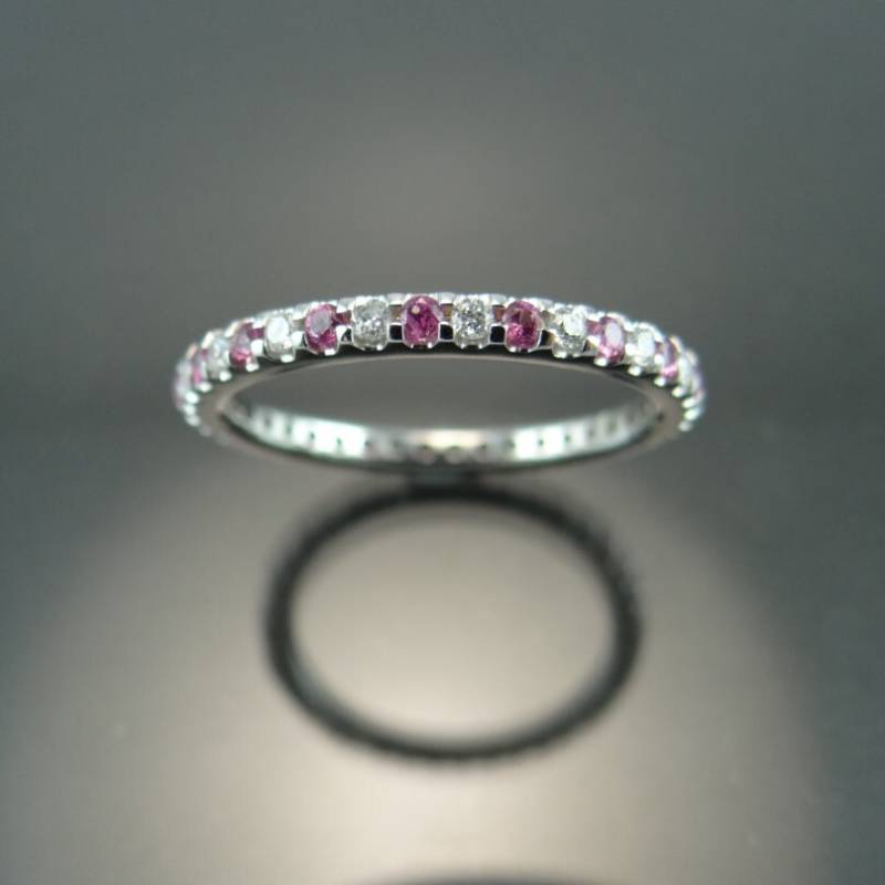 14K Weißgold Diamant Und Rosa Saphir Eternity Band - 2mm Runder Ehering von OutshineDesigns
