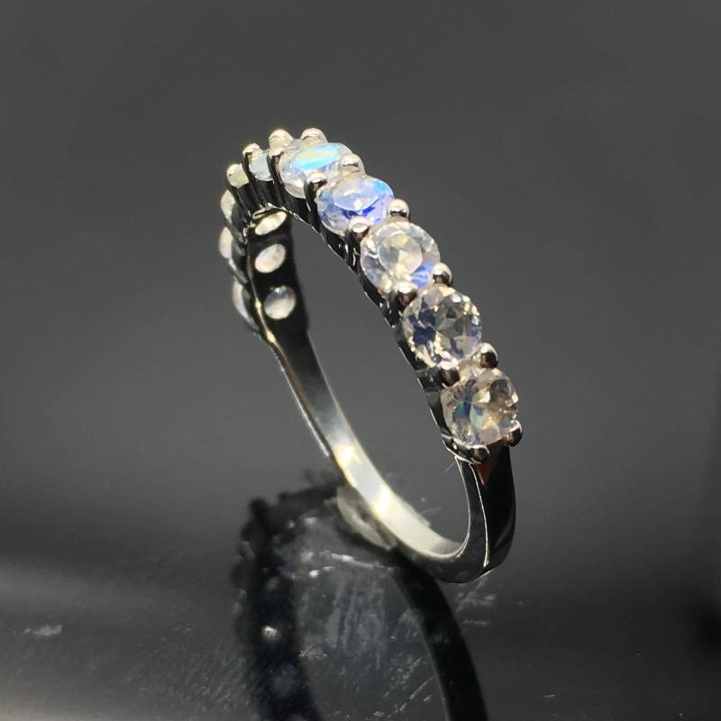 14K Weißgold Regenbogen Mondstein Ehering - 10 Stein Diamantschliff Band Halbe Ewigkeit von OutshineDesigns