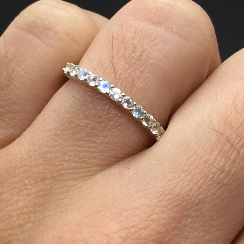 14K Weißgold Regenbogen Mondstein Ehering - 11 Stein Braut 2mm Stapelbar von OutshineDesigns