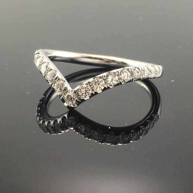 Diamant V Ring - 14K Weißgold Und Form Ehering - Chevron Geschwungener Ehering von OutshineDesigns