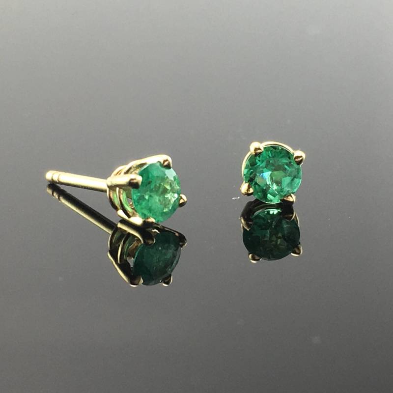 Gelb Gold Und Smaragd Ohrstecker - 14K Runde Natürliche Ohrringe - 4 Zacken Set Ohrstecker von OutshineDesigns