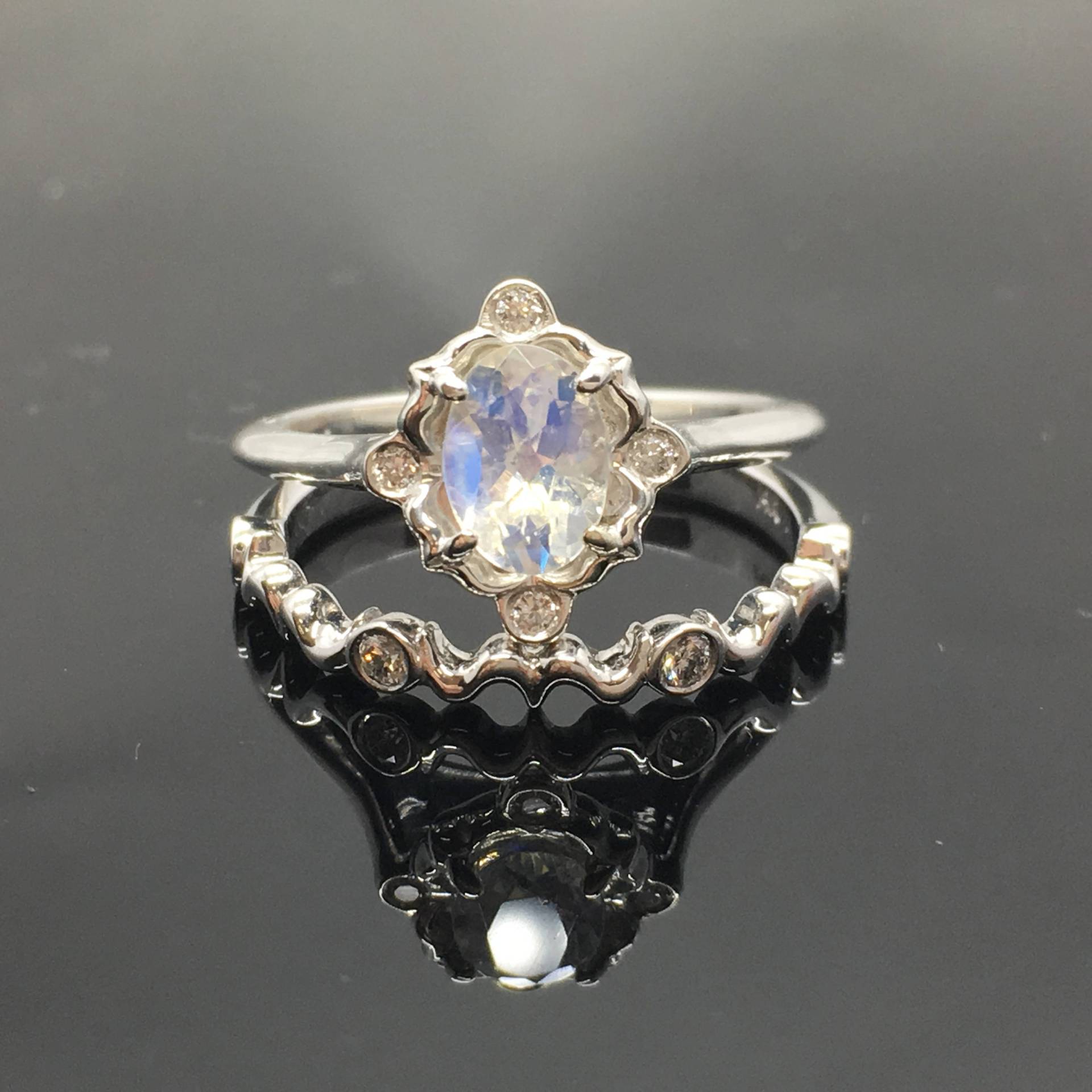 Mondstein Verlobungsring Set - 0.925 Sterling Silber Victorian Braut Vintage Inspirierter Regenbogen Ring Und Band von OutshineDesigns