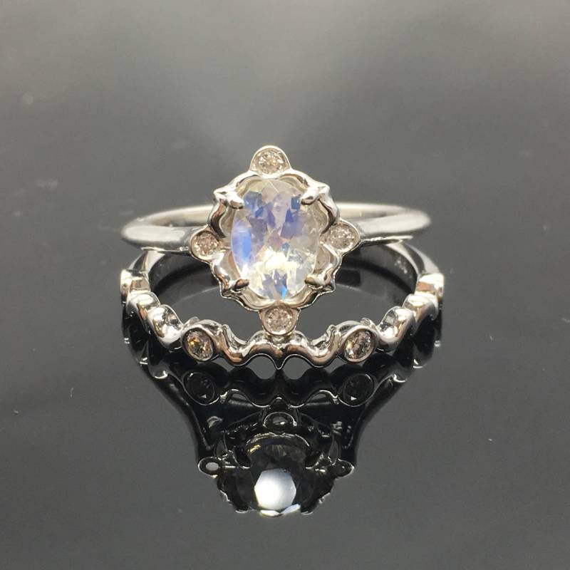 Mondstein Verlobungsring Set - 0.925 Sterling Silber Victorian Braut Vintage Inspirierter Regenbogen Ring Und Band von OutshineDesigns