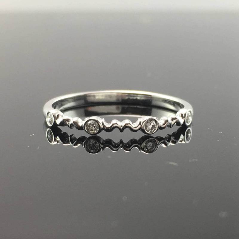 Weißgold Zierlicher Filigran Stil Und Diamant Ehering - 18K Vintage Inspirierter Scroll Design Ring von OutshineDesigns