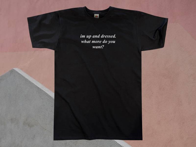 Ich Bin Wach Und Angezogen. Was Willst Du Mehr? T-Shirt || Unisex Erwachsene/Herren S M L Xl von Outsidertees