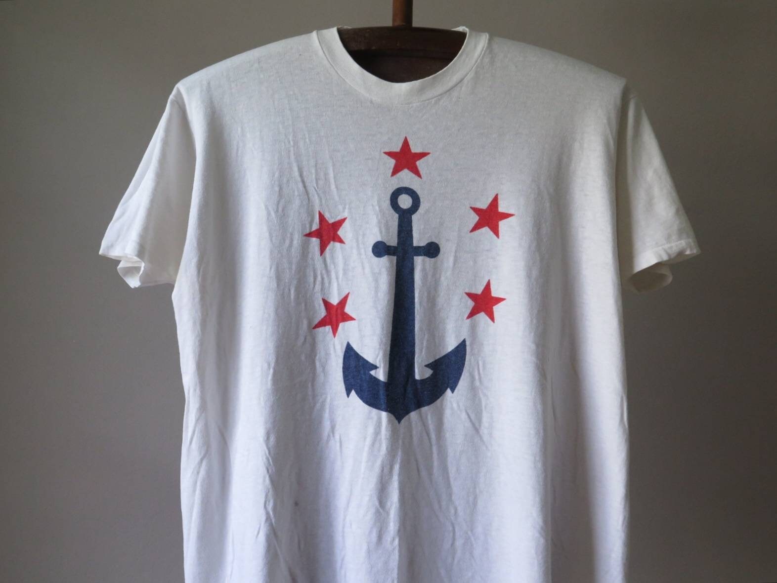 Vintage Anker Marine Matrose Kapitän Navy 5 Rote Sterne T-Shirt Grafik Bedruckt 80Er Jahre Grafik Single Stitch Vintage Anker Marine Matrose Kapitän Navy 5 Rote Sterne T-Shirt Grafik Bedruckt 80Er Jahre Grafik Single Stitch von OutwardToys