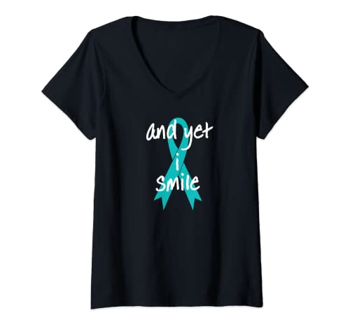 Damen Und doch lächle ich, blaugrünes Bandhemd, Eierstockkrebs T-Shirt mit V-Ausschnitt Damen Und doch lächle ich, blaugrünes Bandhemd, Eierstockkrebs T-Shirt mit V-Ausschnitt von Ovarialkarzinom Aufklärung Hemden