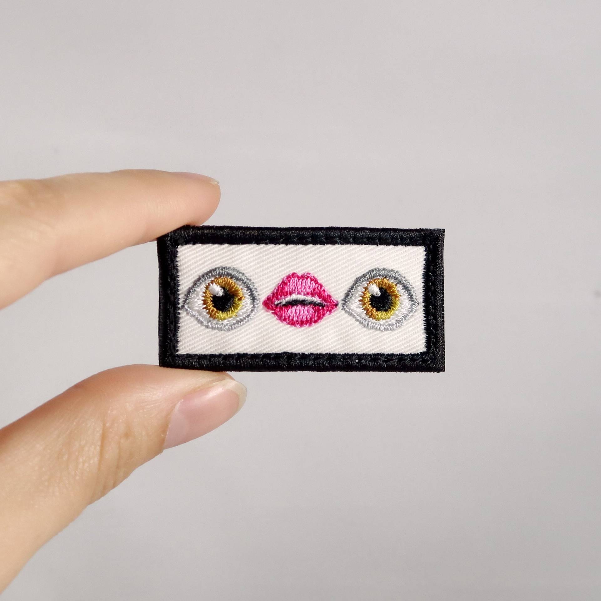 Emoji Face Kleiner Aufnäher Emoji Face Kleiner Aufnäher von OverlockDesign