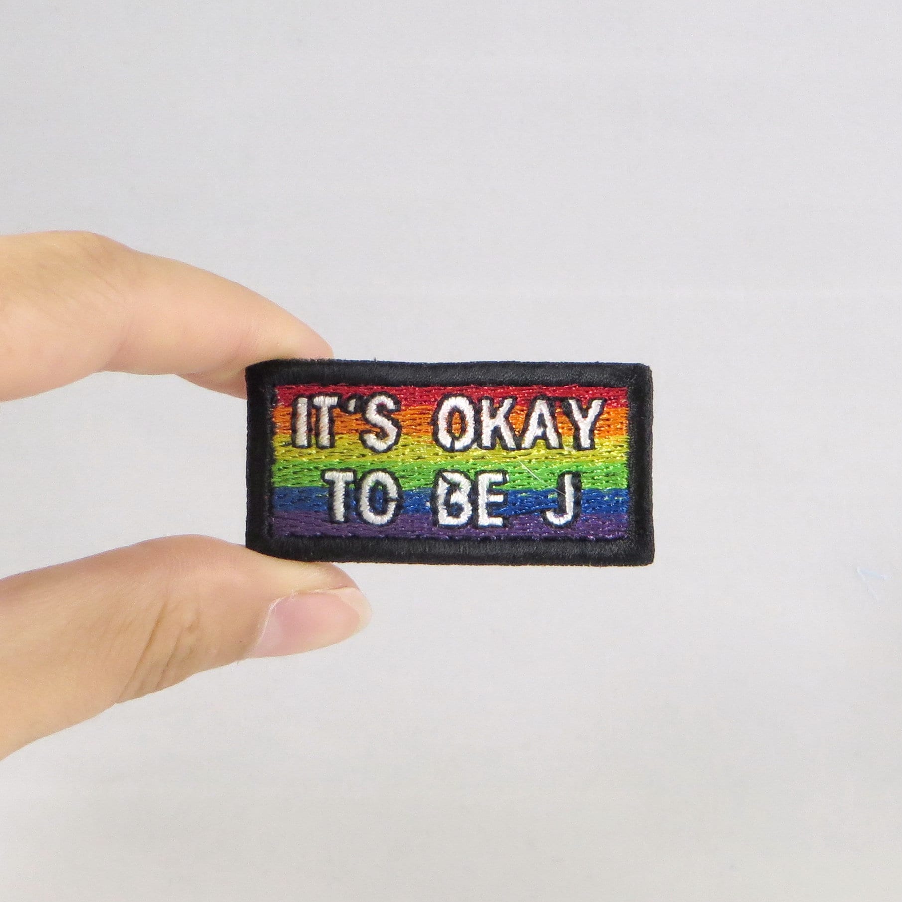 Okay To Be J Kleiner Aufnäher von OverlockDesign