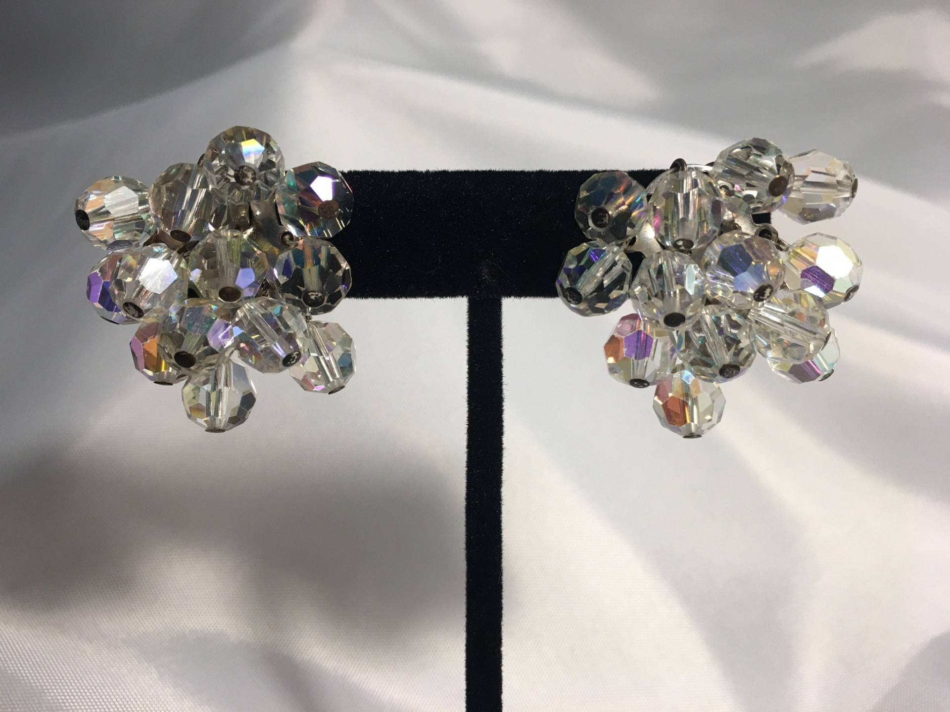 Vintage Sammlerstück Aurora Borealis Ohrclips 1950Er Jahre Vintage Sammlerstück Aurora Borealis Ohrclips 1950Er Jahre von OvertheMoonHighFinds