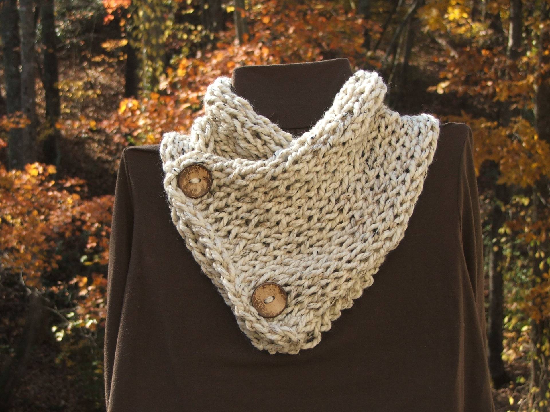 Zwei Knopf-Cowl-Schal - Farbe Haferflocken von OverwhelmedCreations