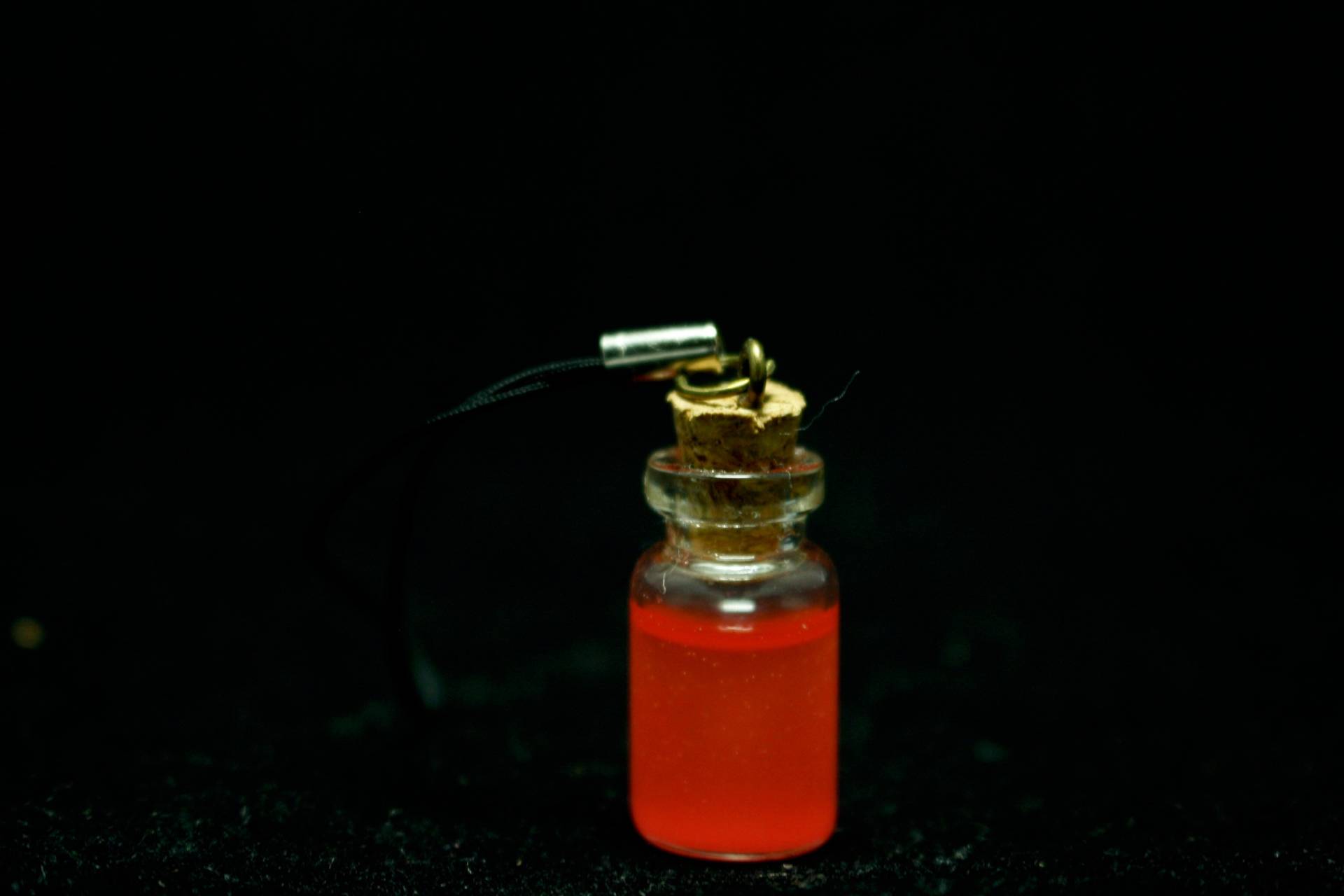 Glow in The Dark Bottle Handy Charm von OwenandStad