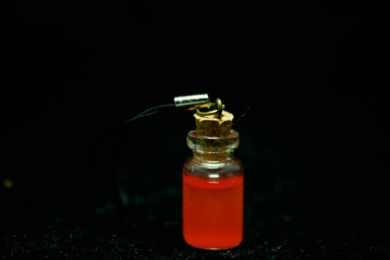 Glow in The Dark Bottle Handy Charm Glow in The Dark Bottle Handy Charm von OwenandStad