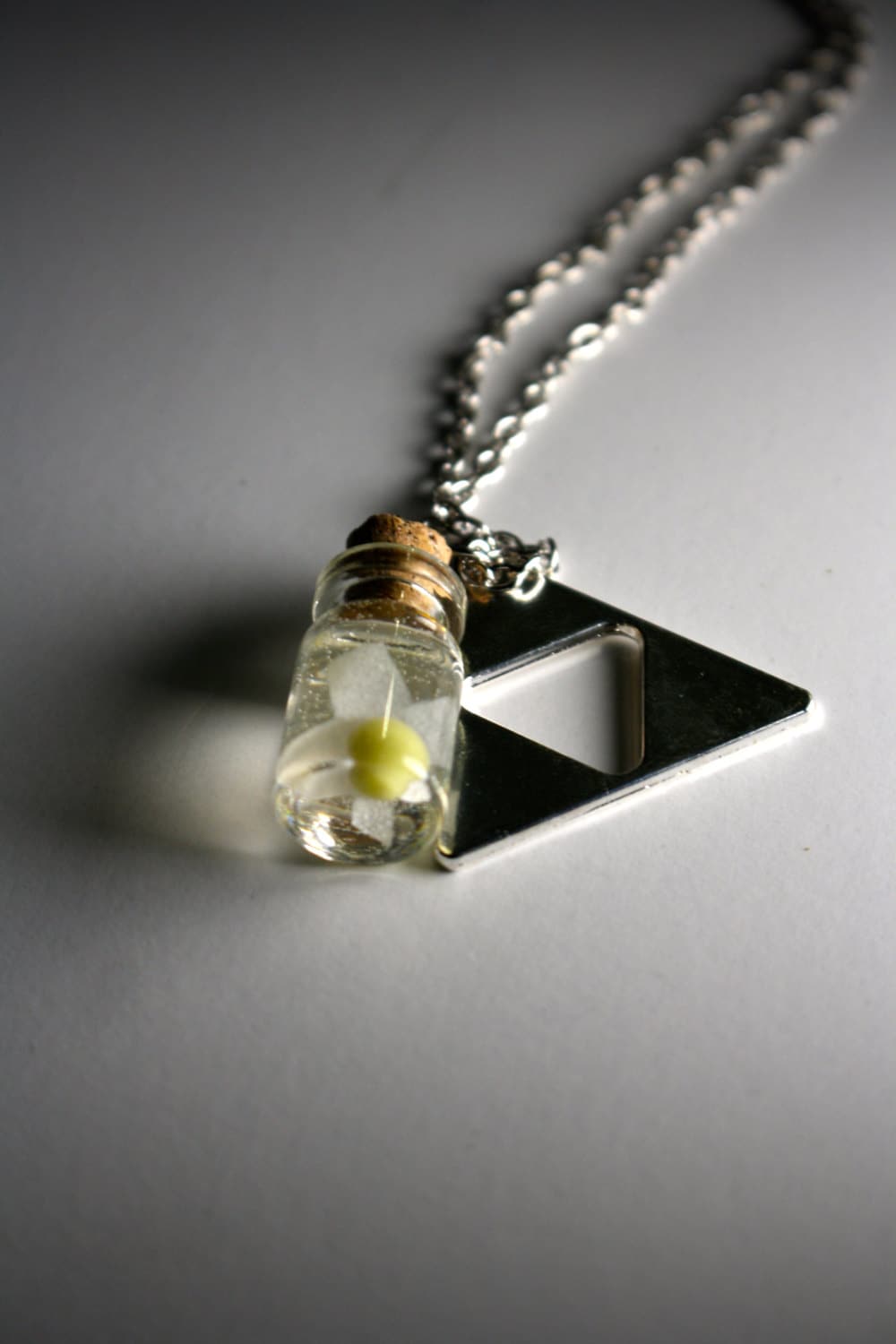 Legend Of Zelda Fee in Einer Flasche | Leuchtet Im Dunkeln Mit Einem Triforce Anhänger von OwenandStad