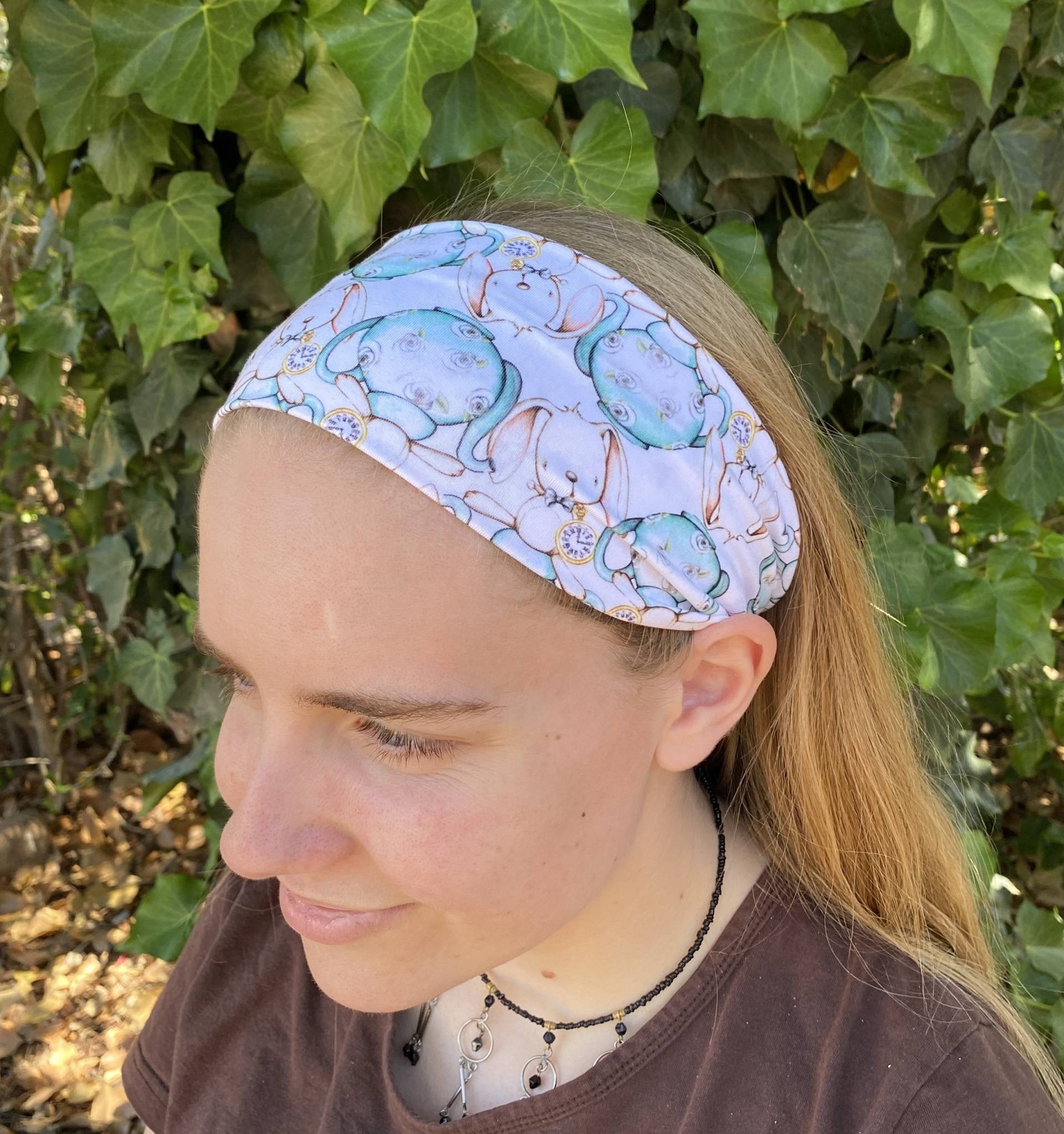 Weißer Hase Und Teekannen Twisted Turban Stretch Stirnband, Alice Im Wunderland, Boho Handgemachtes Yoga Stirnband von OwlsPatch