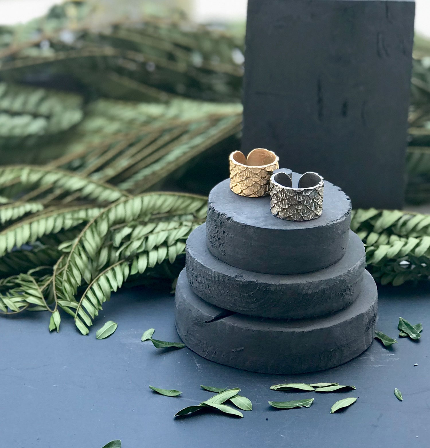 Verstellbarer Ring Oxidiert Silber Statement Schwarzer Drachen Fischschuppen, Zeitgenösslich, Gold Ring, Boho Ringe Verstellbarer Ring Oxidiert Silber Statement Schwarzer Drachen Fischschuppen, Zeitgenösslich, Gold Ring, Boho Ringe von OwnStudiobyEfrat