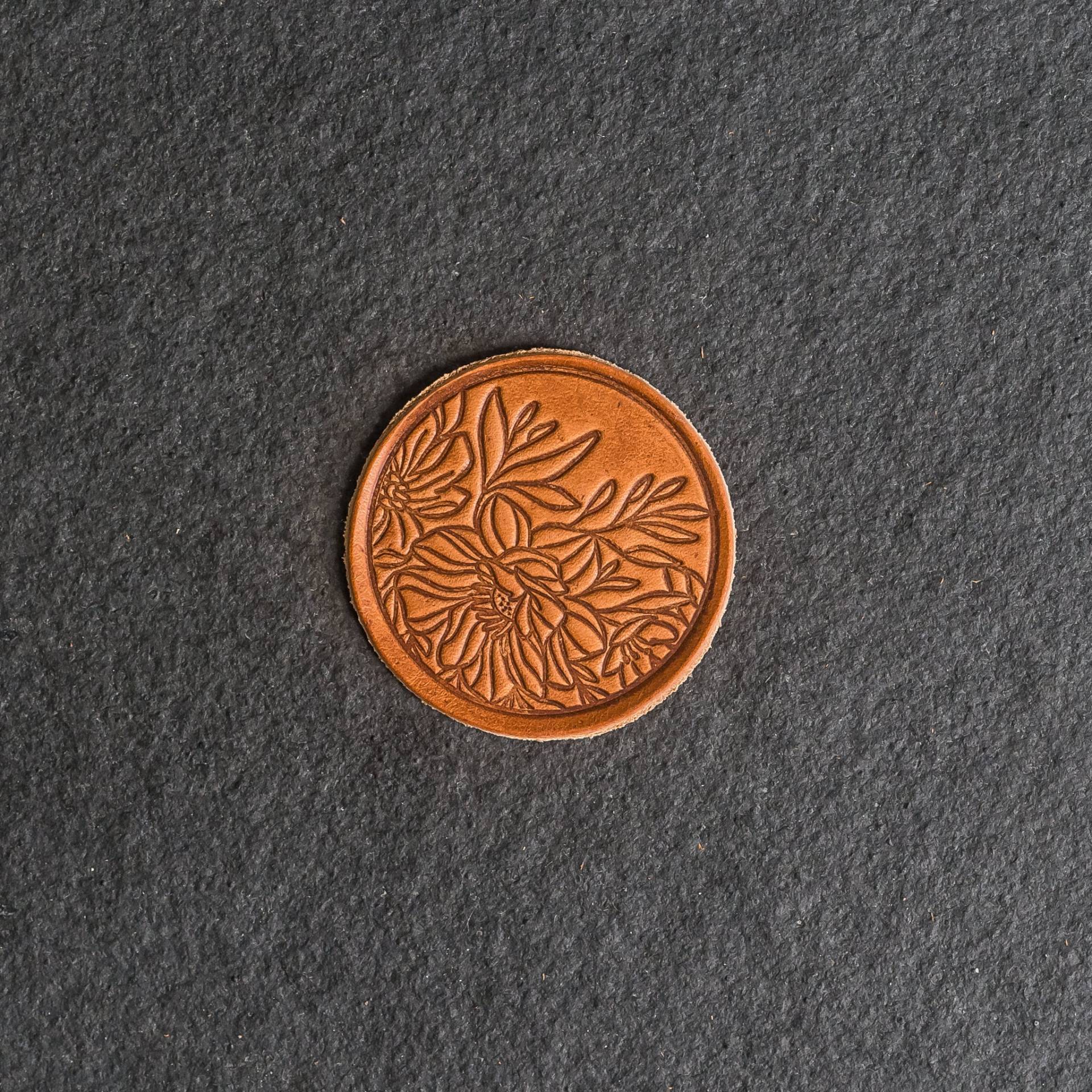 Floral Leder Patch | Optionaler Klettverschluss |2, 25 "x 2, 25" Kreis|Blumen Design Für Rucksack, Jacken|Weihnachtsgeschenk von OxAndPine