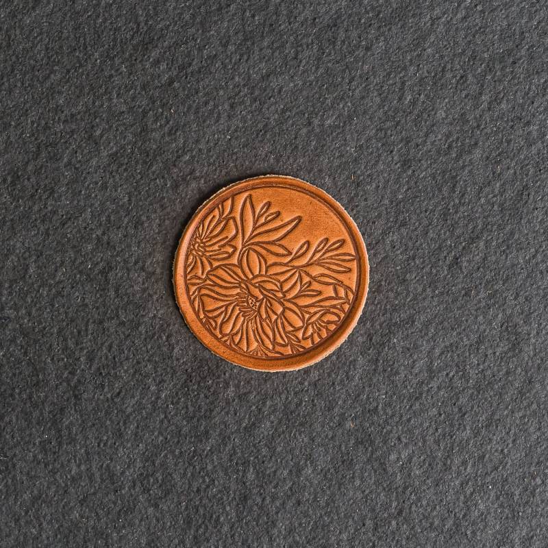 Floral Leder Patch | Optionaler Klettverschluss |2, 25 "x 2, 25" Kreis|Blumen Design Für Rucksack, Jacken|Weihnachtsgeschenk von OxAndPine