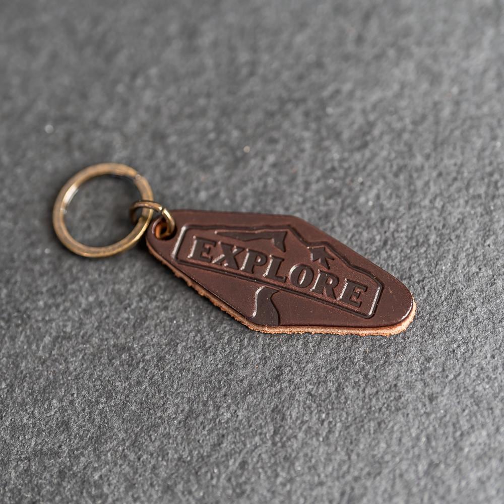 "Leder-Motel-Form Schlüsselanhänger Mit Dem "Explore" Design Stempel | Motiv Jubiläumsgeschenk Weihnachtsgeschenk| Geschenkideen von OxAndPine