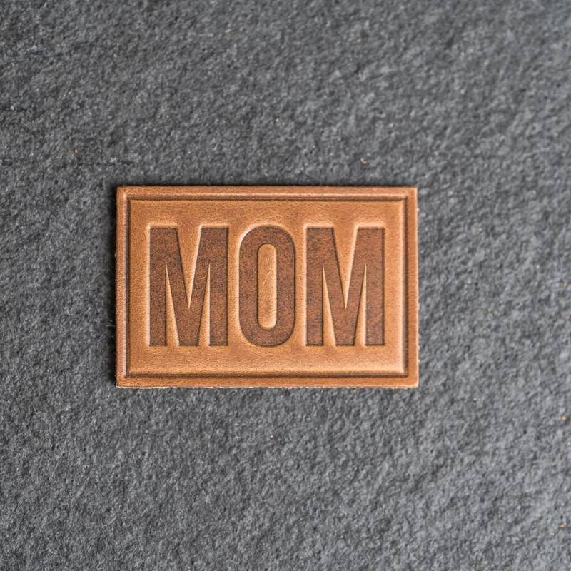 Mom Block Font Stamp Lederpatches Mit Optionalem Klettverschluss | New Mom Patch Für Rucksäcke, Jacken Und Mehr Weihnachtsgeschenk von OxAndPine