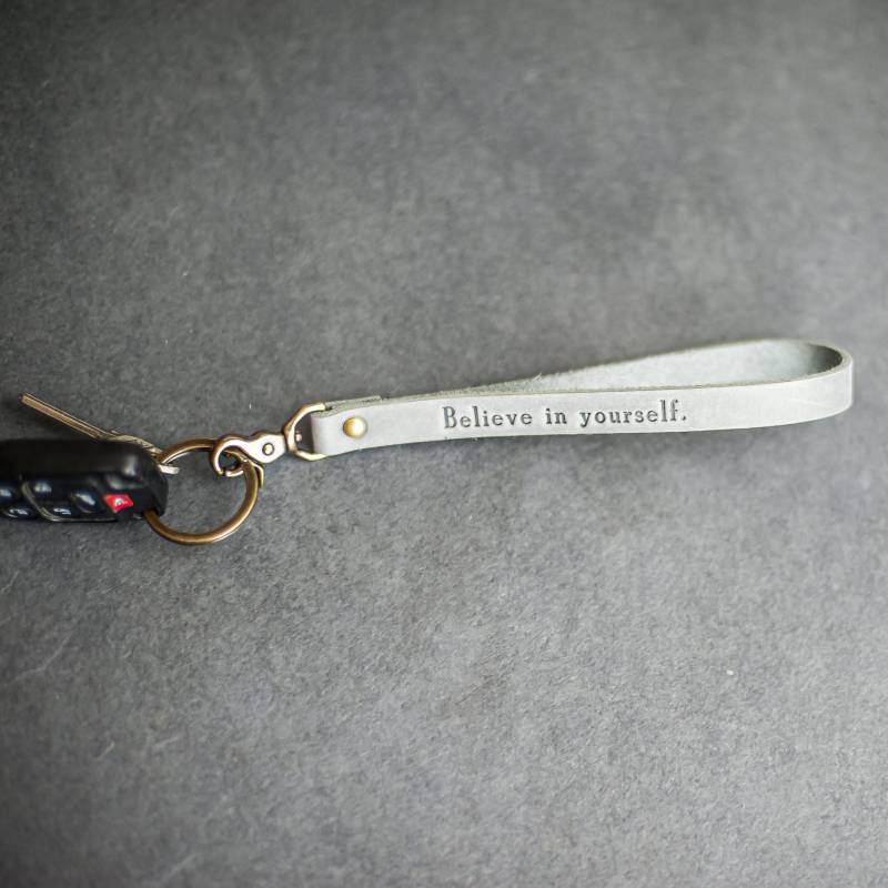 Personalisierte Leder Schlüsselanhänger Armband Benutzerdefinierte Mit Drehclip | Weihnachtsgeschenk von OxAndPine