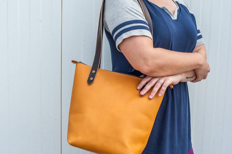 Personalisierte Leder Tragetasche Mit Innentasche | Reißverschluss Damen Geldbörse Schultertasche Groß, Mittel Oder Klein Weihnachtsgeschenk von OxAndPine
