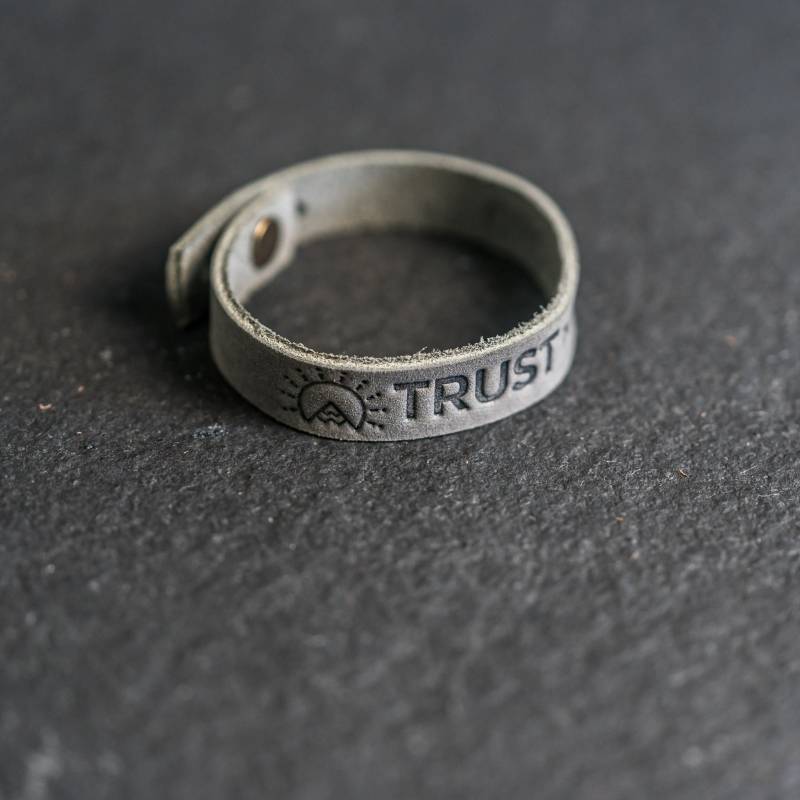 Vertrau Auf Den Herrn Lederarmband | 2022 Jugend Thema Junge Frauen Geschenk Lds Jugendschrift Sprüche 3 Weihnachtsgeschenk von OxAndPine